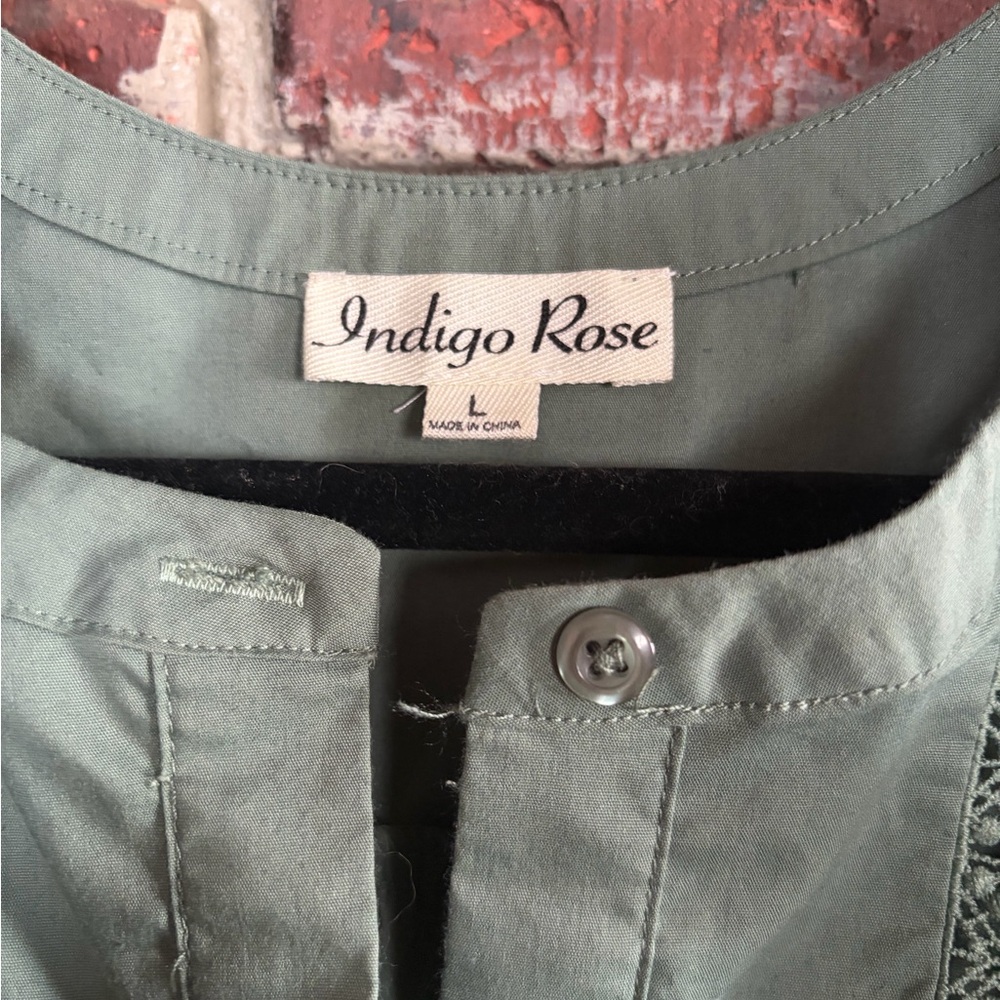 💫 Indigo Rose Sage Green Pleated Flutter Sleeve Button Front Boho Blouse Size L - Picture 2 of 3